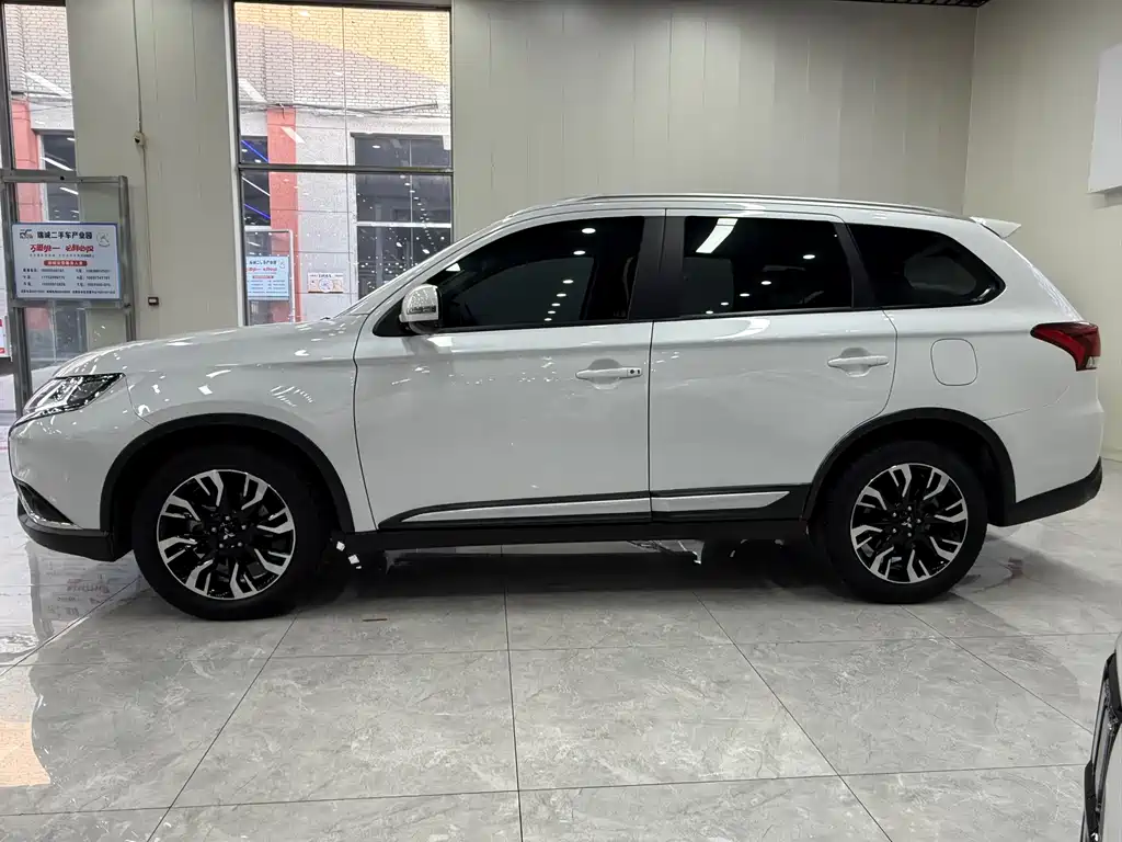 MITSUBISHI OUTLANDER