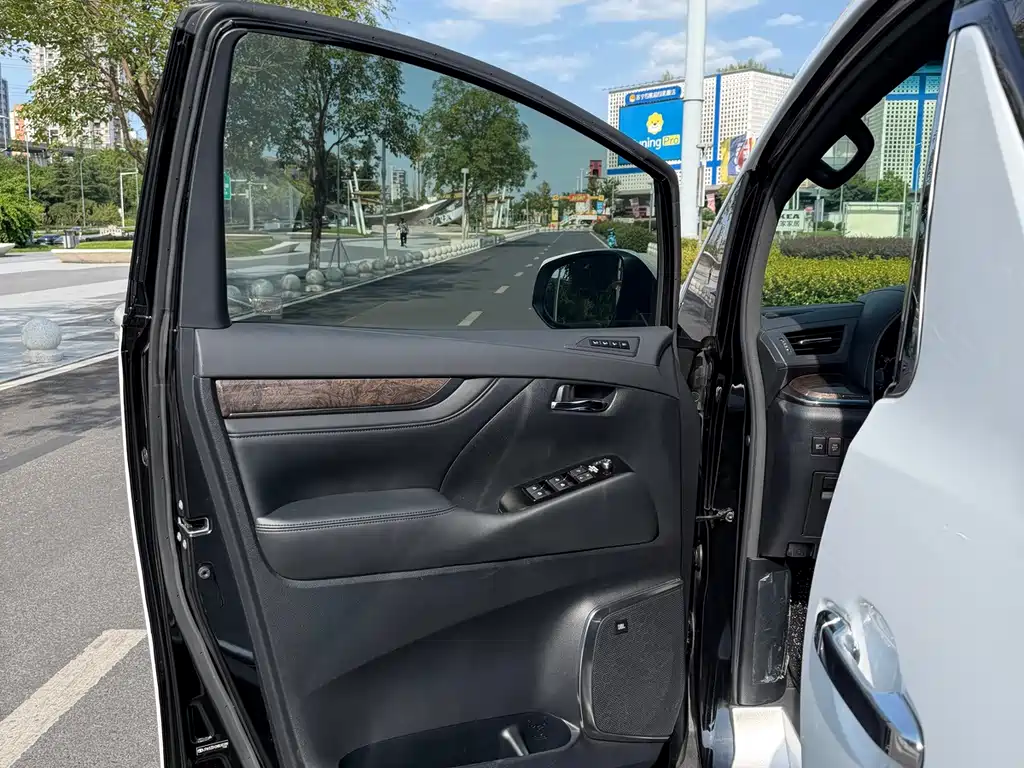 Toyota Vellfire — миниатюра 20