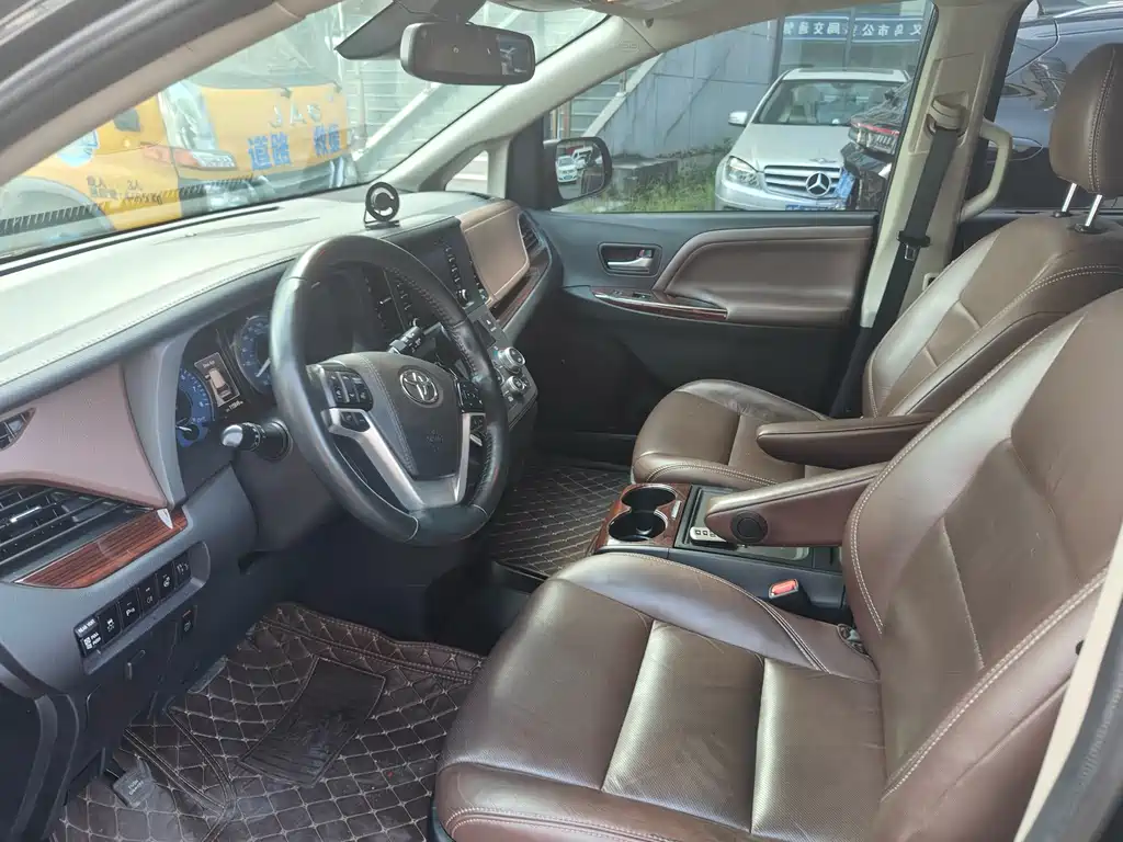 Toyota Sienna — миниатюра 5
