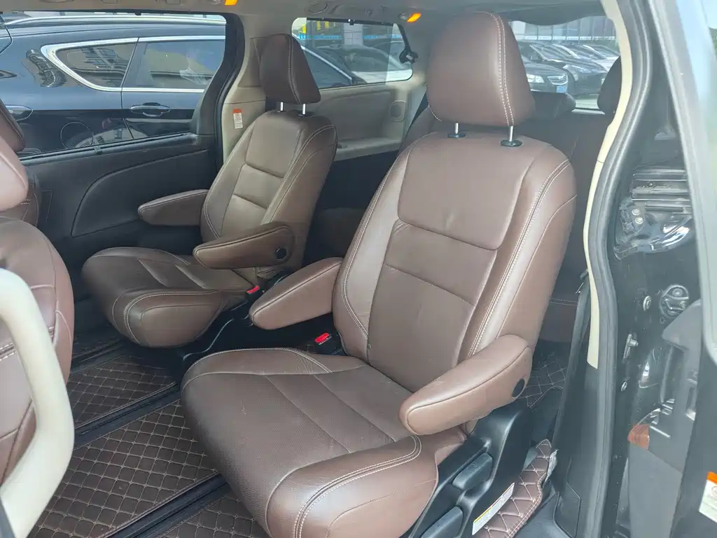 Toyota Sienna — миниатюра 6