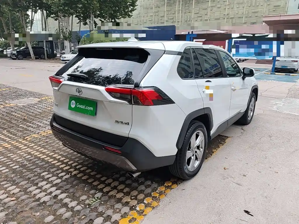 Toyota RAV4 — миниатюра 7