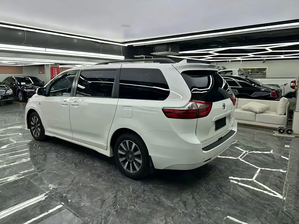 Toyota Sienna — миниатюра 7