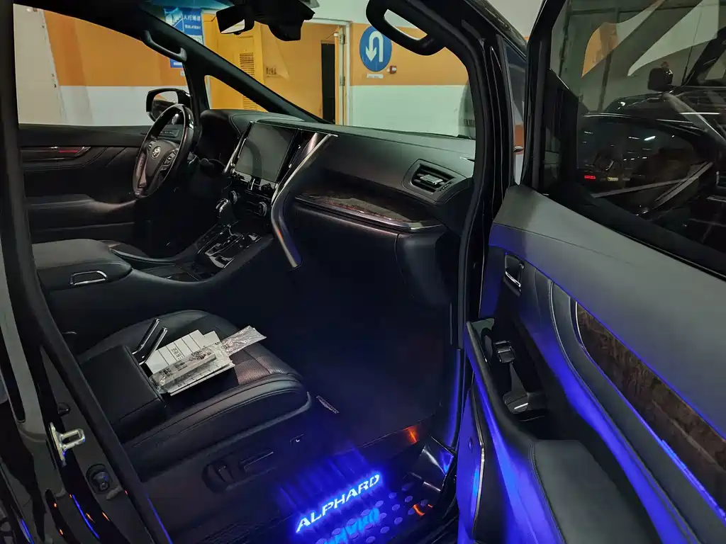 Toyota Alphard — миниатюра 4