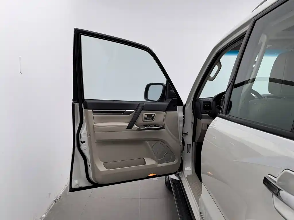 Mitsubishi Pajero (Import) — миниатюра 15