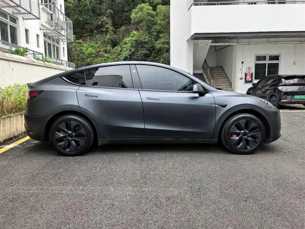 Tesla Model Y — миниатюра 9