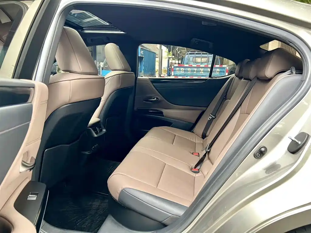 Lexus ES 2021 300h Premium