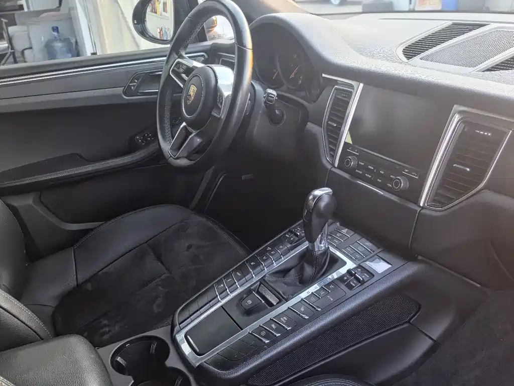 PORSCHE MACAN
