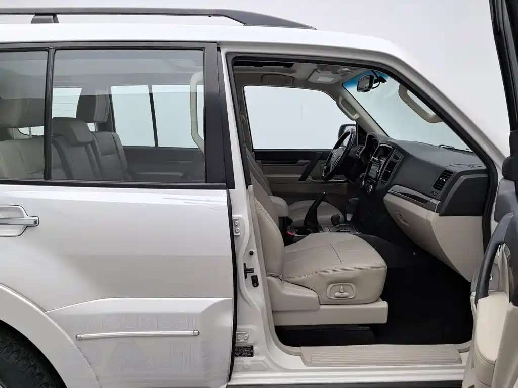 Mitsubishi Pajero (Import) — миниатюра 22