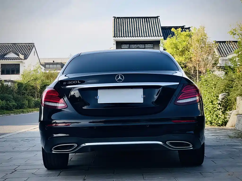 Mercedes-Benz E-Class — миниатюра 5