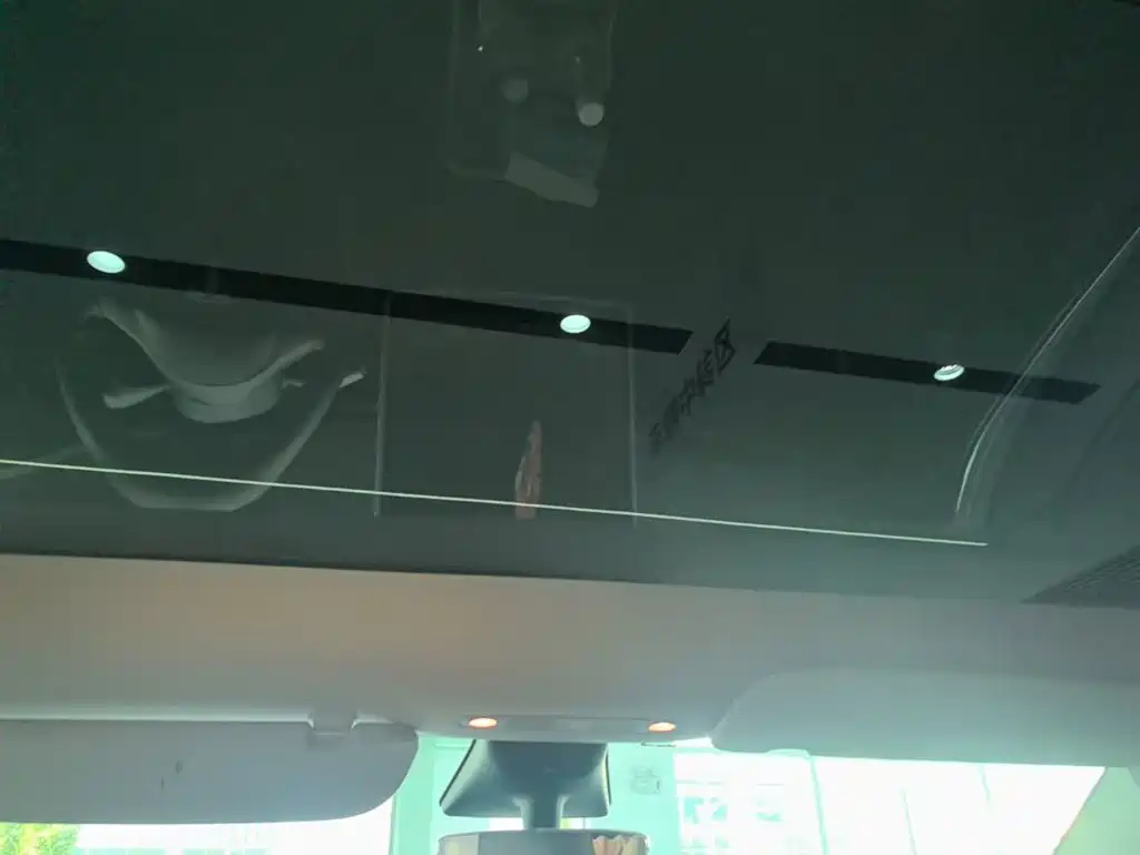 Tesla Model Y — миниатюра 18