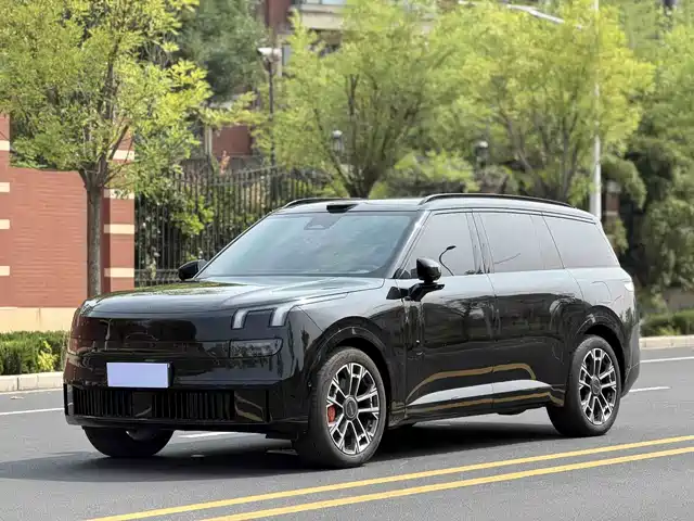 2025 Lynk & Co 900