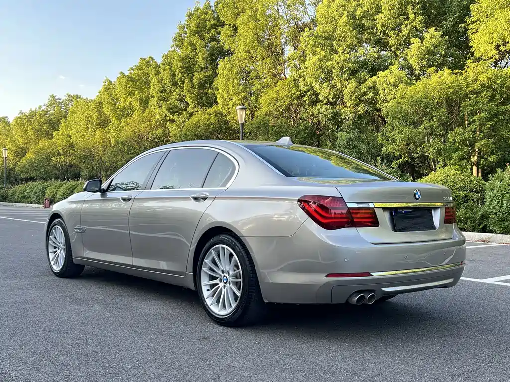 BMW 7 Series — миниатюра 5
