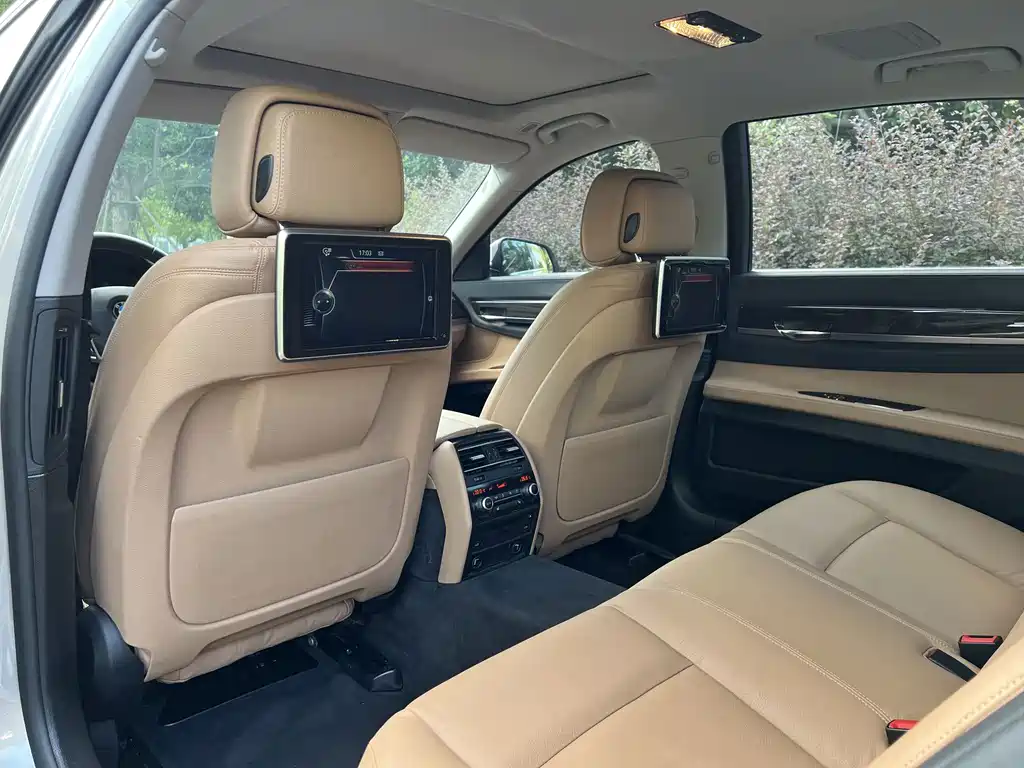 BMW 7 Series — миниатюра 9
