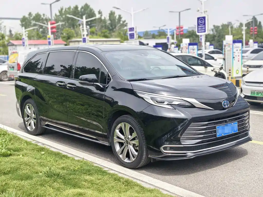 Toyota Sienna 2.5L Hybrid Premium Edition, фото 2