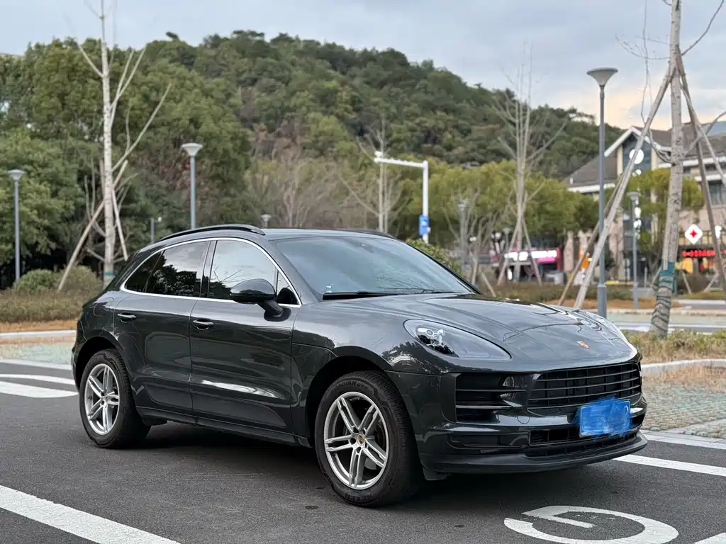 PORSCHE MACAN