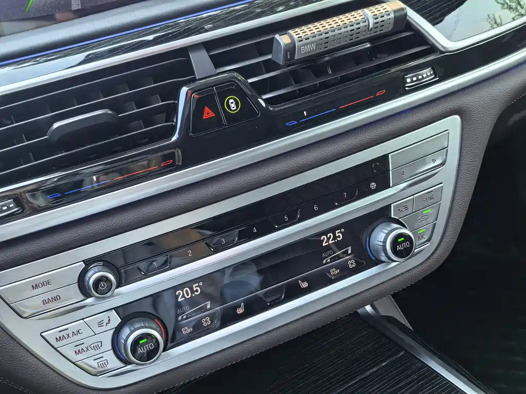 BMW 7 Series — миниатюра 9