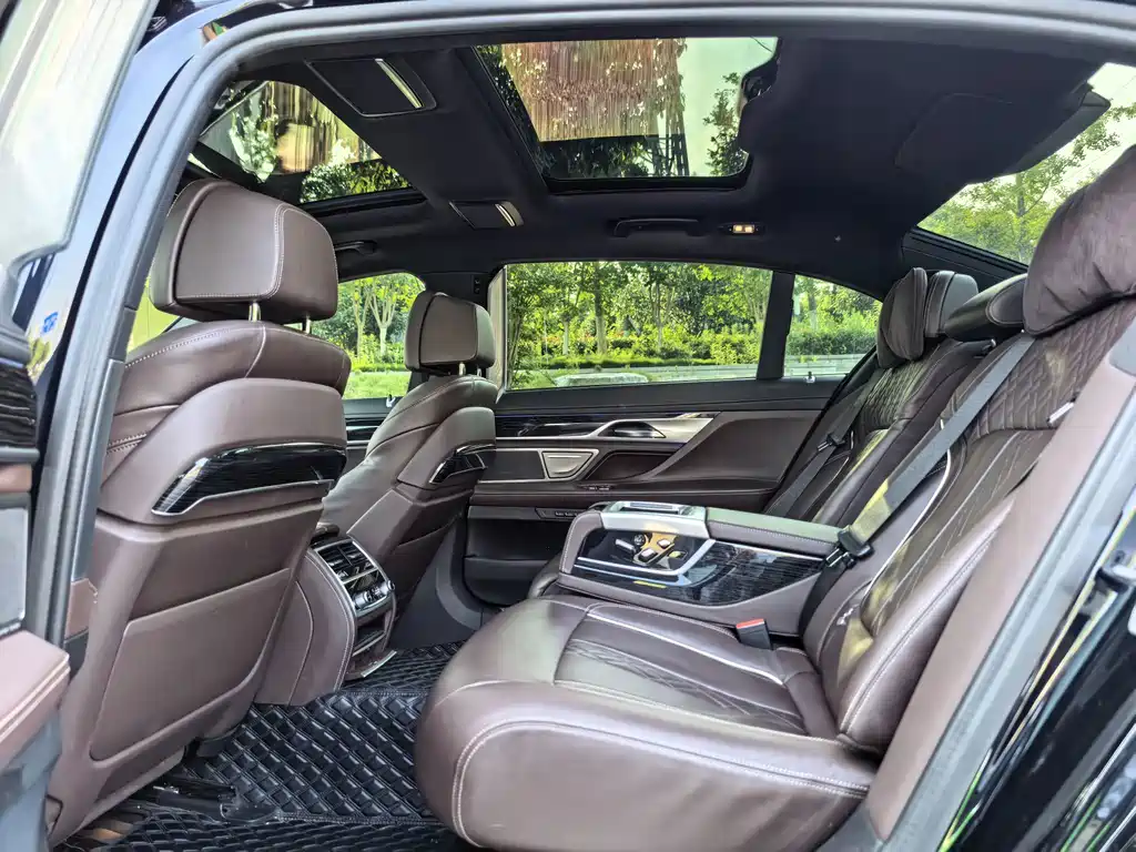 BMW 7 Series — миниатюра 13