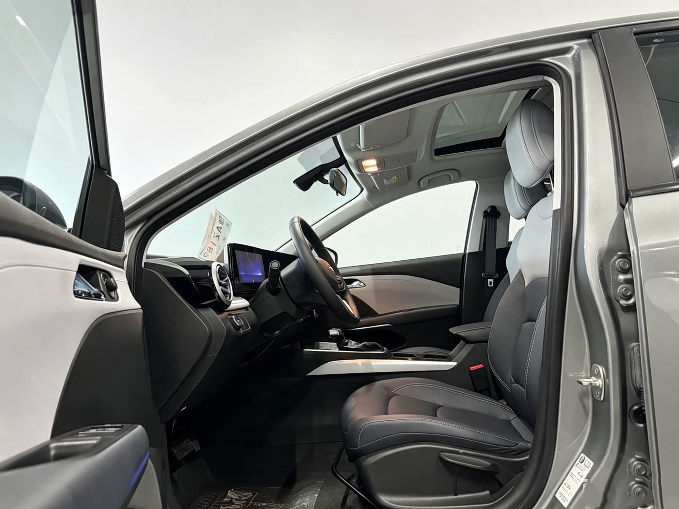 Chevrolet Monza 1.5 л 2024 г. Серебристо-серый, пробег 15000 км