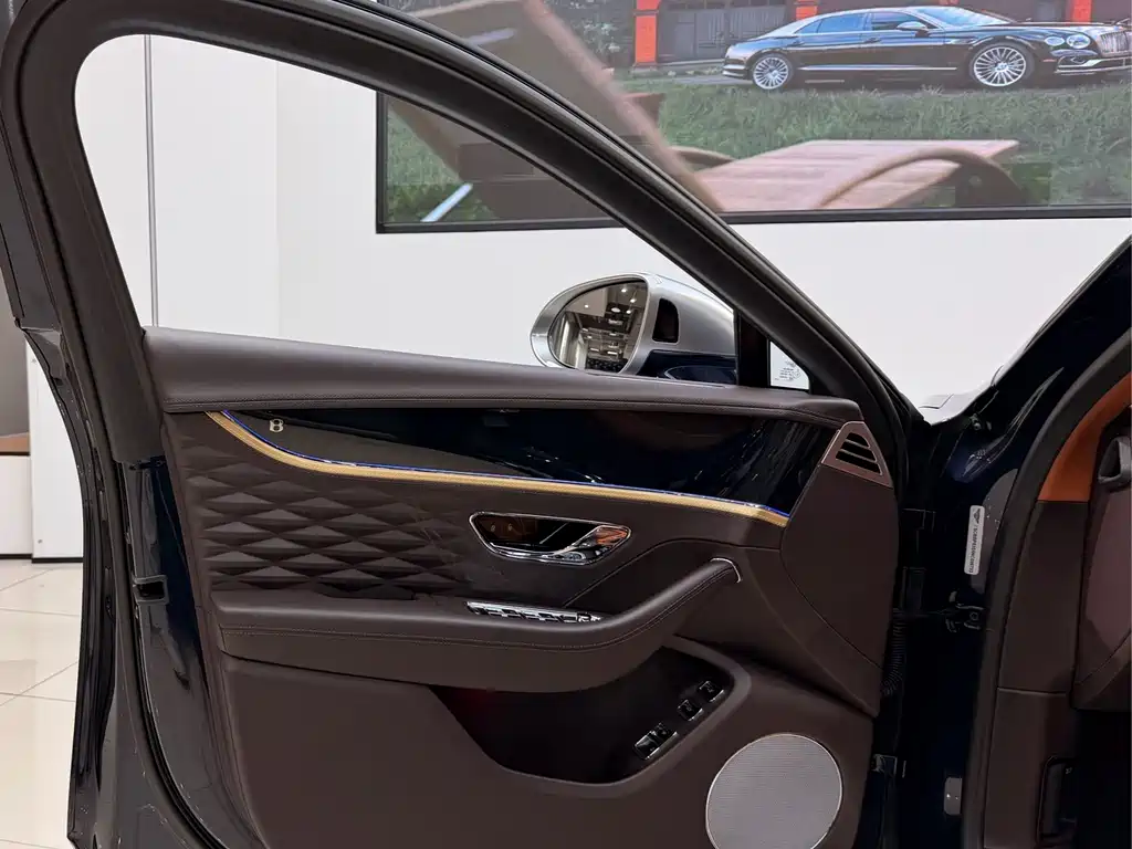 Bentley Flying Spur PHEV — миниатюра 8