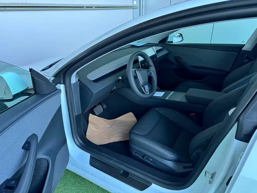 Tesla Model 3 — миниатюра 10