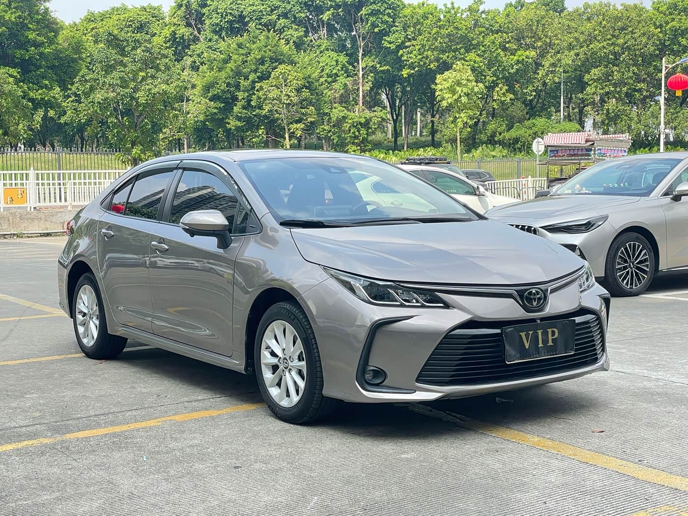 Toyota Corolla 1.2 л 2021 г. Серебристо-серый, пробег 13000 км