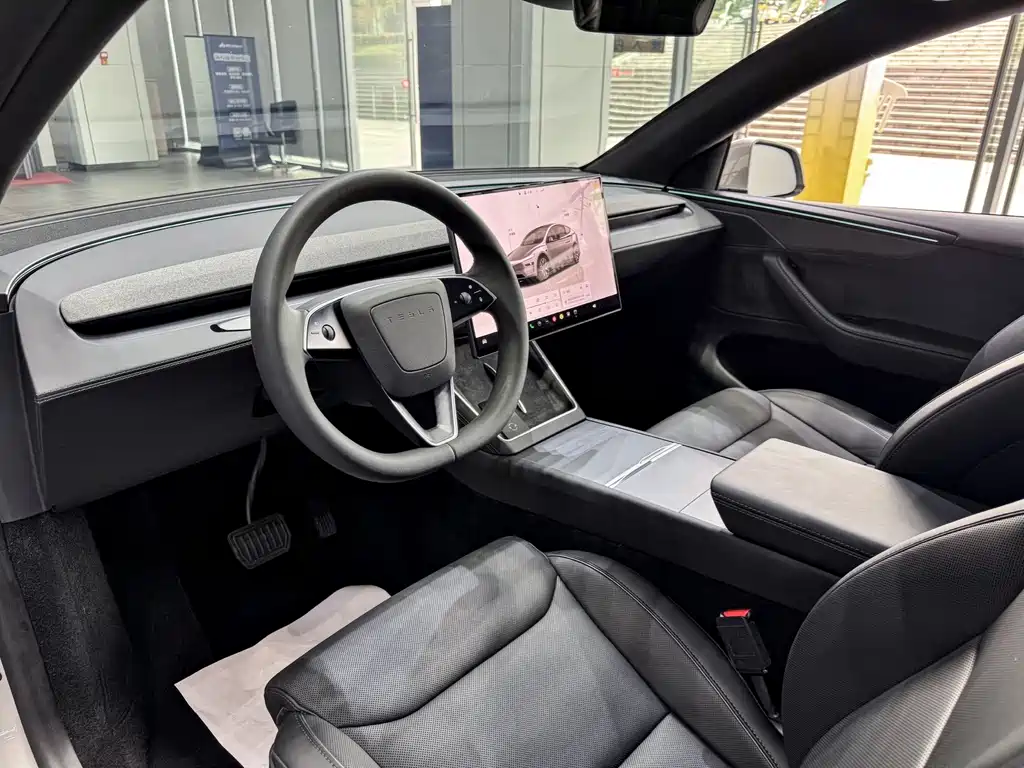Tesla Model Y L — миниатюра 4