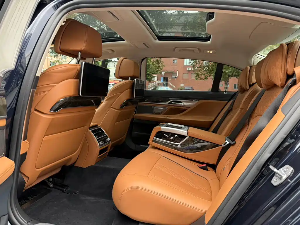 BMW 7 Series — миниатюра 8