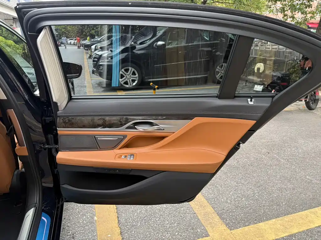 BMW 7 Series — миниатюра 18