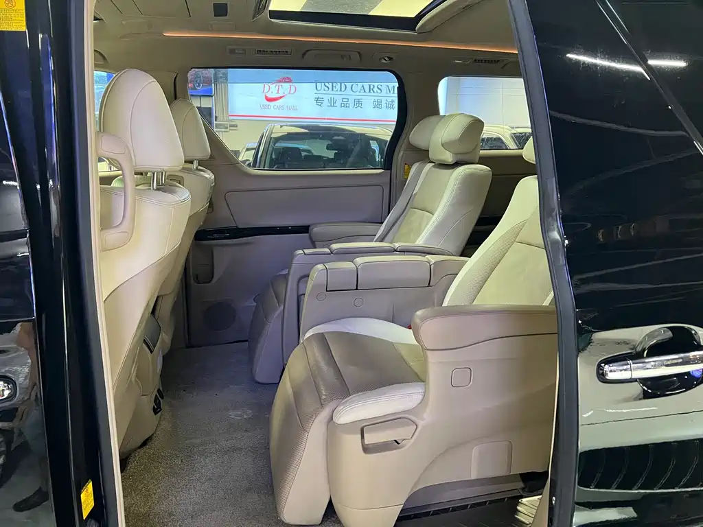 Toyota Alphard — миниатюра 5