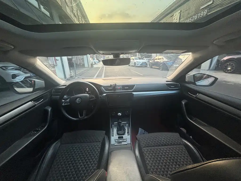 Skoda Superb — миниатюра 4