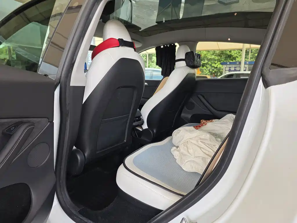 Tesla Model Y — миниатюра 9