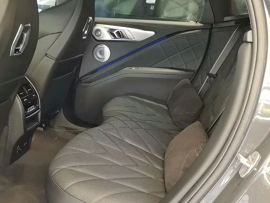 BMW XM — миниатюра 12