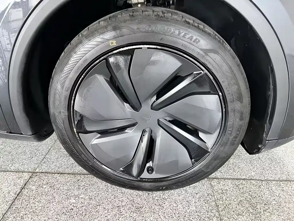 Tesla Model Y — миниатюра 25