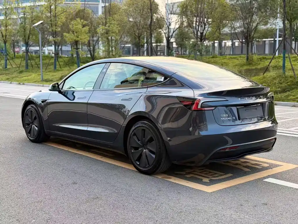 Tesla Model 3 — миниатюра 9