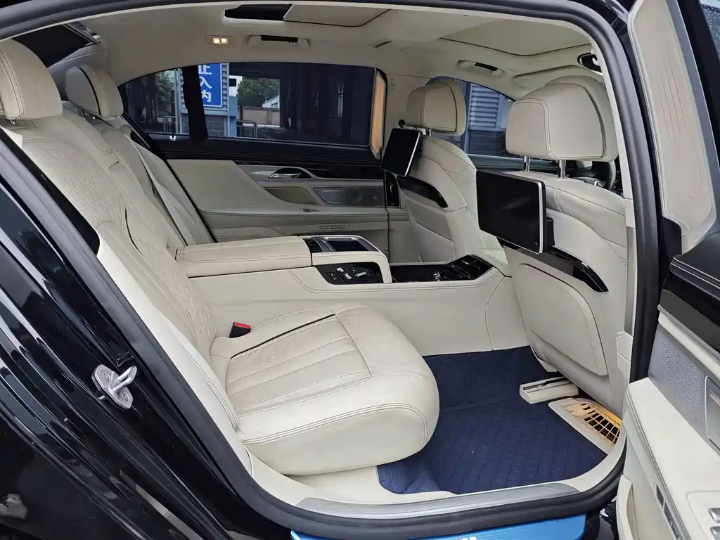 BMW 7 Series — миниатюра 6