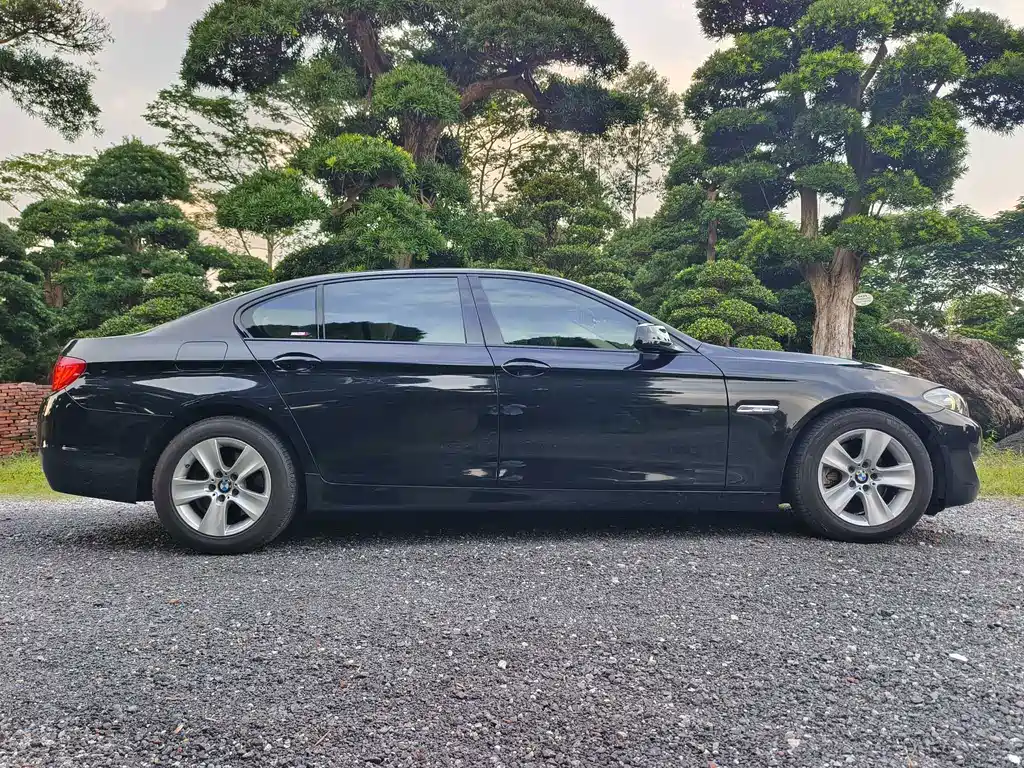 BMW 5 Series — миниатюра 4