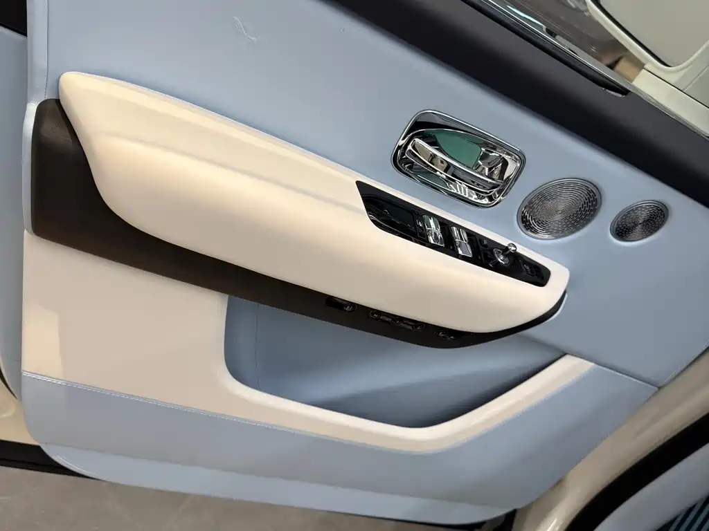 Rolls-Royce Cullinan 2026 мест