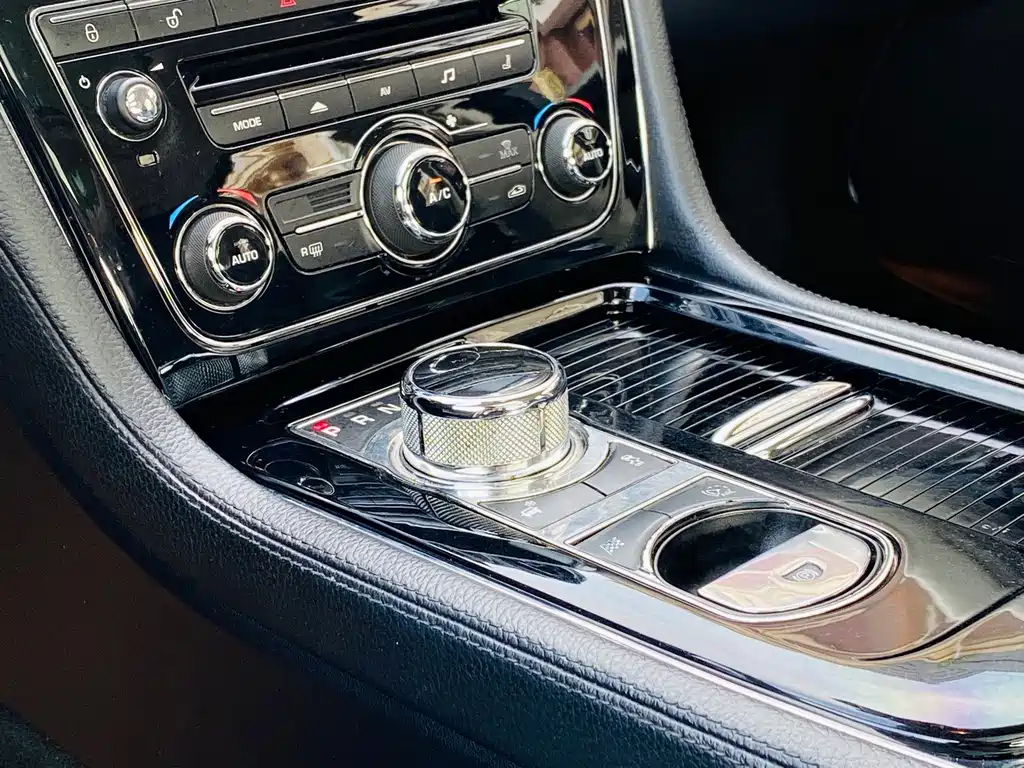Jaguar XJ — миниатюра 20