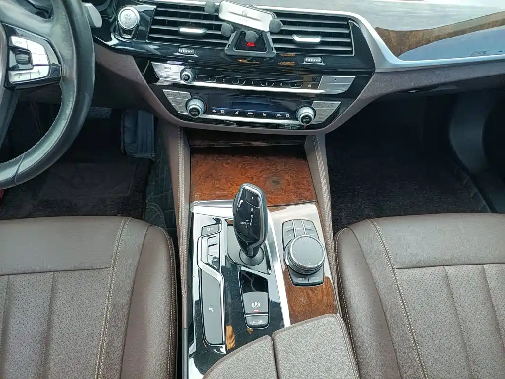 BMW 5 Series — миниатюра 10