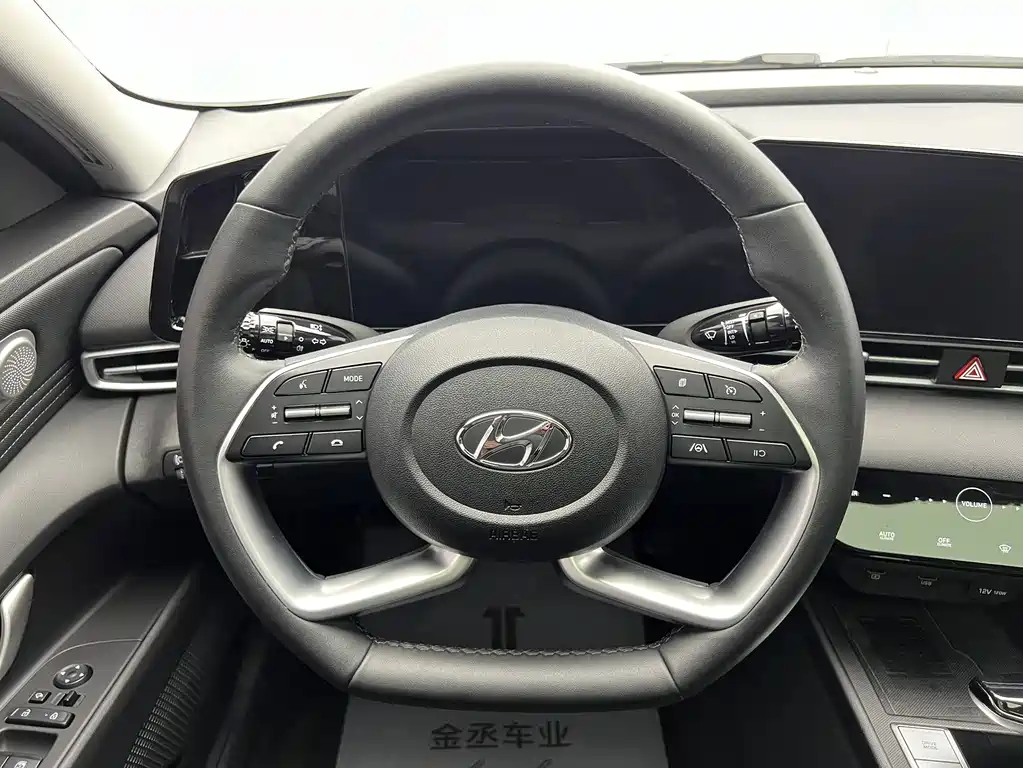 Hyundai Elantra — миниатюра 10