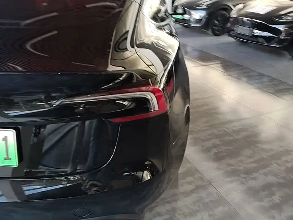 Tesla Model 3 — миниатюра 8