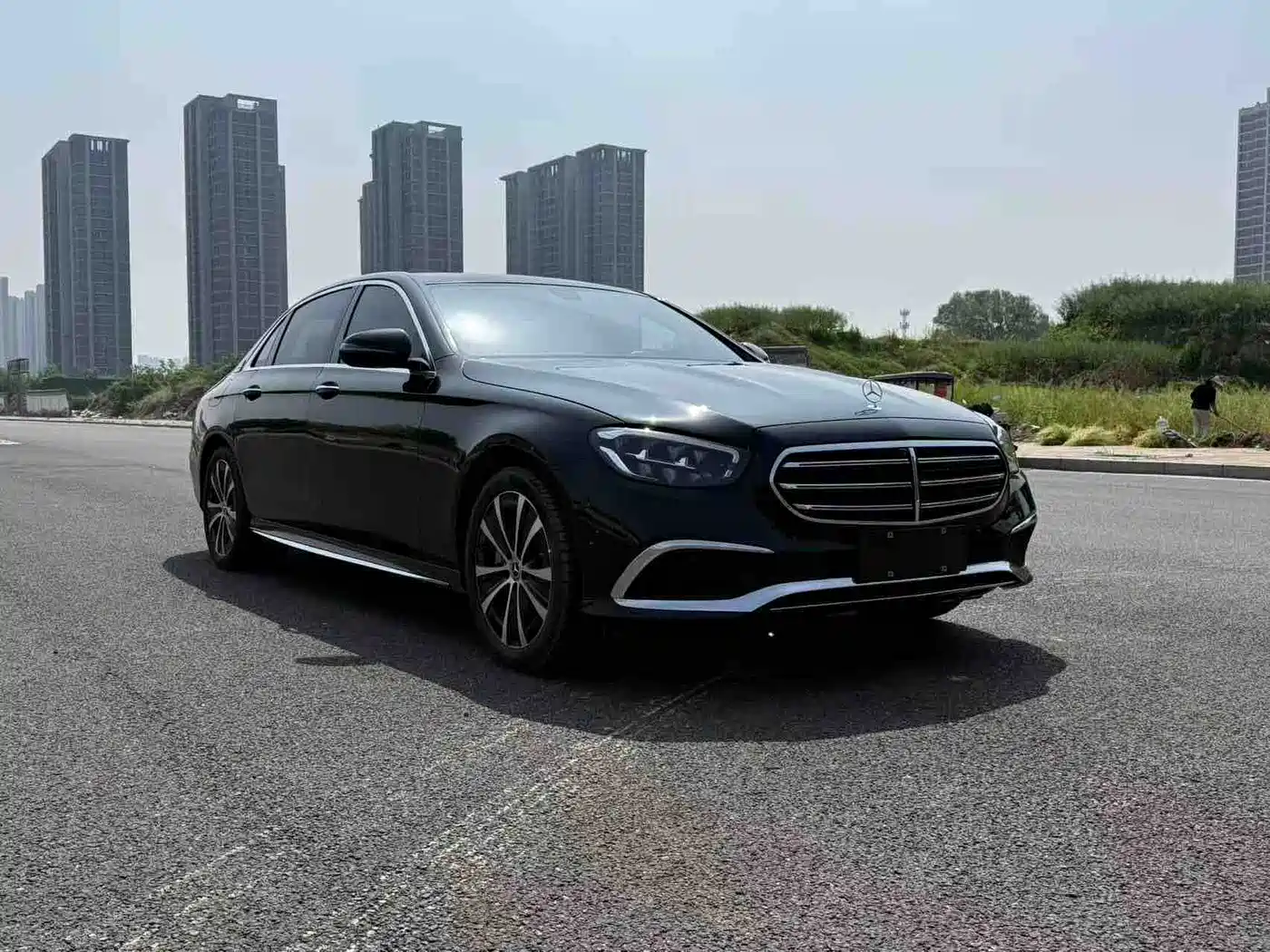 奔驰E级新能源 2022款 改款二 E 350 e L 插电式混合动力轿车 2022
