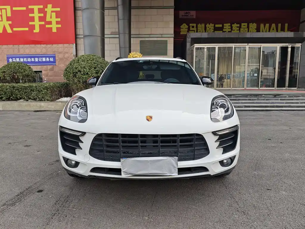 PORSCHE MACAN