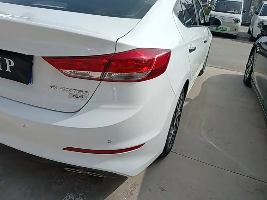 Hyundai Elantra — миниатюра 8