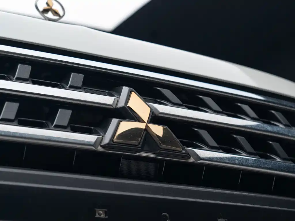 Mitsubishi Pajero (Import) — миниатюра 12