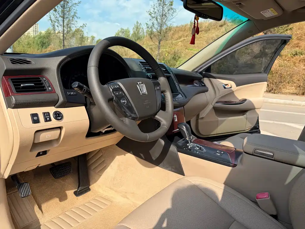 Toyota Crown — миниатюра 8