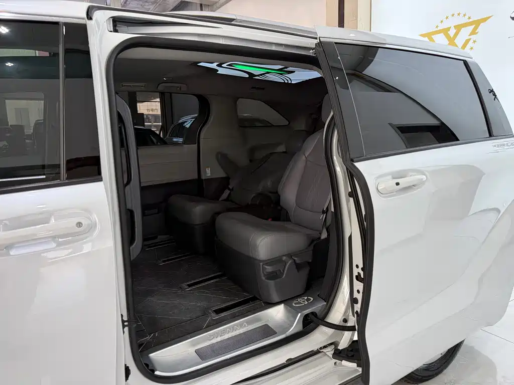 Toyota Sienna 2.5L Hybrid Comfort Edition, фото 8