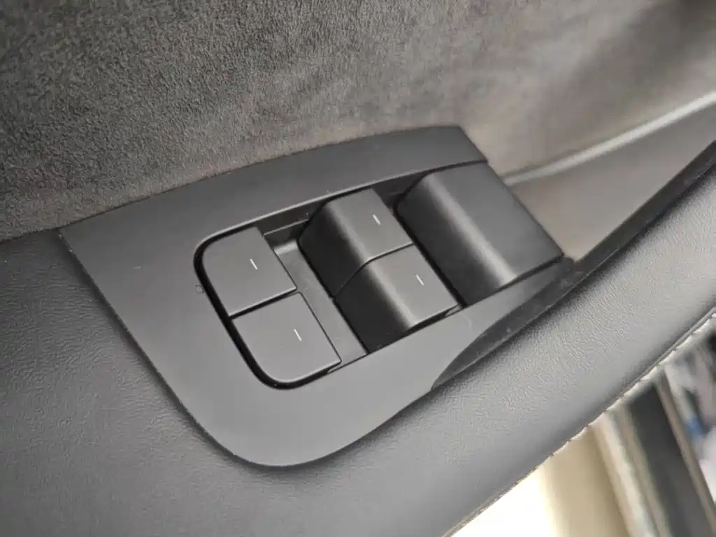 Tesla Model Y — миниатюра 12