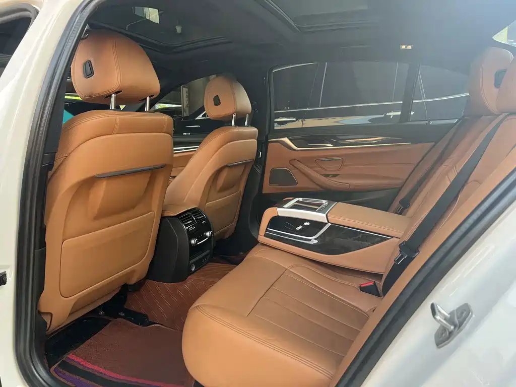 BMW 5 Series — миниатюра 7