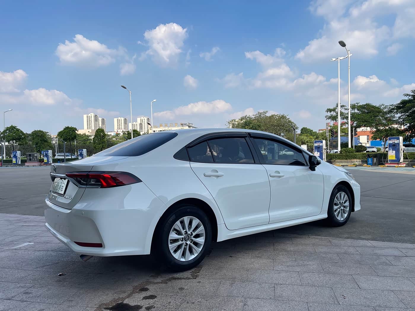 Toyota Corolla 1.5 л 2023 г. Белый, пробег 13000 км